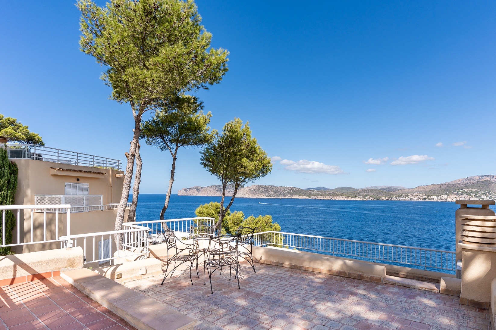 Таунхаус с панорамным видом на море в популярной локации в Santa Ponsa