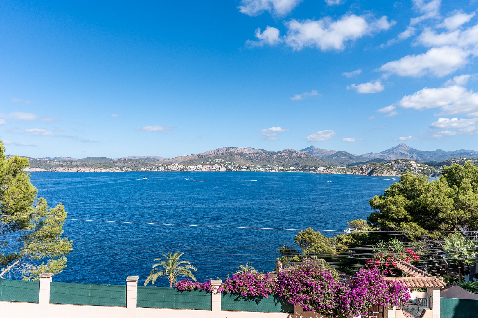 Таунхаус с панорамным видом на море в популярной локации в Santa Ponsa